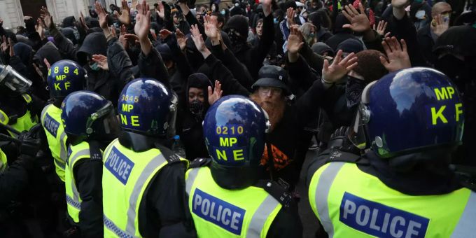 Demonstranten strecken ihre Hände in die Höhe, als sie bei einem Protest der «Black Lives Matter»-Bewegung in London auf Polizisten treffen. Nach dem Tod von George Floyd - London