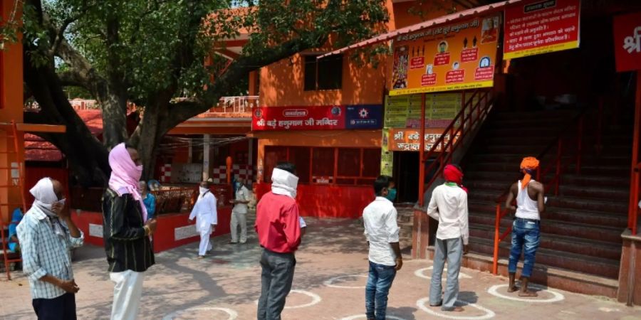 Gläubige vor einem Hindu-Tempel in Allahabad