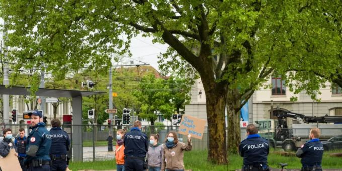 Vor der Bernexpo - Polizei unterbindet Klima-Demo gegen Airline-Hilfe