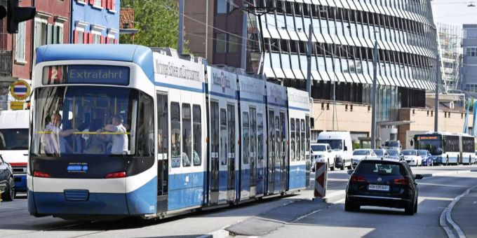 Ab dem 1. August ist es definitiv erlaubt, dass Musik im Führerstand von Trams oder Bussen der VBZ gespielt wird. (Archivbild) zürich