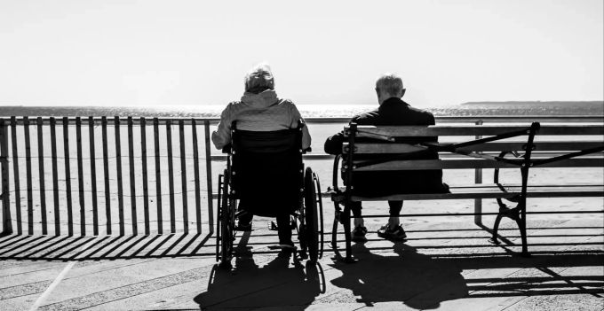 Ein älteres Paar sitzt auf einer Bank, warten sie auf eine Organspende? Organspende