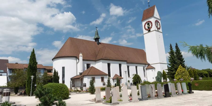 Römisch-Katholische Kirche mit Friedhof und Brunnen in Kappel (SO).