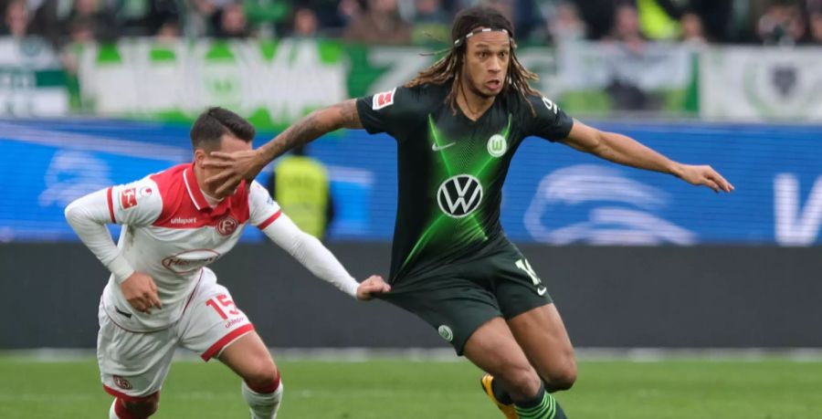 Der Verteidiger des VfL Wolfsburg sei symptomfrei.