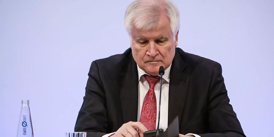 Die deutsche Corona-Warn-App hat wochenlang nicht richtig funktioniert. Der deutsche Innenminister Horst Seehofer wirft einen Blick auf die App. Nun sollen die Probleme behoben sein. (Archivbild)