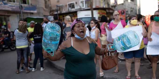 Maria Iva (M) protestiert in dem Armenviertel Rocinha gegen den Wassermangel inmitten der Coronavirus-Pandemie. Hunderte Bewohnern haben seit mehr als 10 Tagen kein Wasser. Coronavirus - Brasilien
