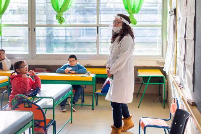 Eine Lehrerin unterrichtet in Montevideo eine Schulklasse. Mit 37 Prozent hat Uruguay die aktuell dritthöchste Drittimpfungsrate der Welt. Coronavirus - Uruguay