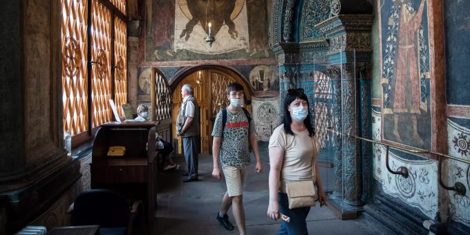 Besucher mit Schutzmasken betreten die Verkündigungs-Kathedrale im Moskauer Kreml. Coronavirus - Russland