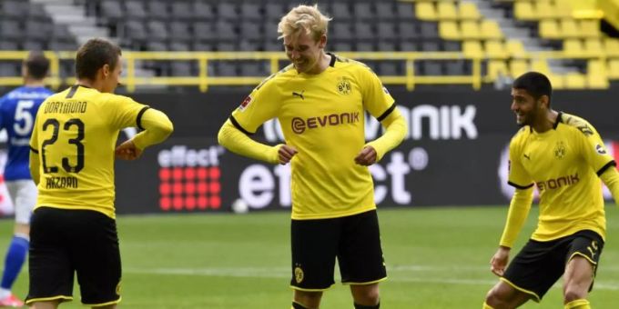 Die Dortmunder um Julian Brandt (M.) starteten nach der Corona-Pause mit einem Derbysieg. Foto: Martin Meissner/AP-Pool/dpa Die Dortmunder um Julian Brandt (M.) starteten nach der Corona-Pause mit einem Derbysieg. Foto: Martin Meissner/AP-Pool/dpa