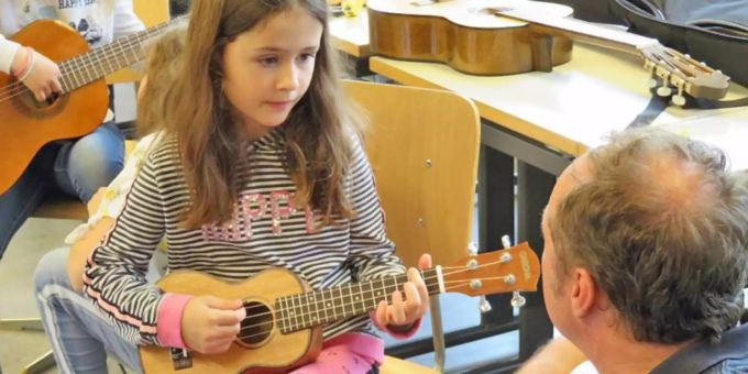 Mit dem Schnupperabo erhalten die Kinder die Gelegenheit, verschiedene Instrumente und die Lehrpersonen kennenzulernen. (Symbolbild) Musikunterricht