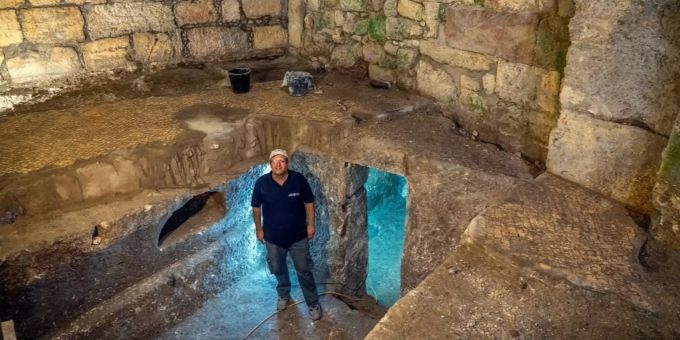 Ausgrabungsleiter Barak Monnickendam-Givon steht in unterirdischen Räumlichkeiten, die bei Ausgrabungen in einem Tunnel an der Klagemauer gefunden wurden. Foto: Yaniv Berman/Altertumsbehörde Israel/dpa jerusalem klagemauer
