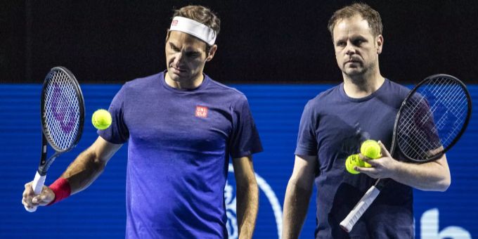 Roger Federer (l.) mit seinem Trainer, Severin Lüthi (r.), an den Swiss Indoors in Basel 2019. Roger Federer Severin Lüthi