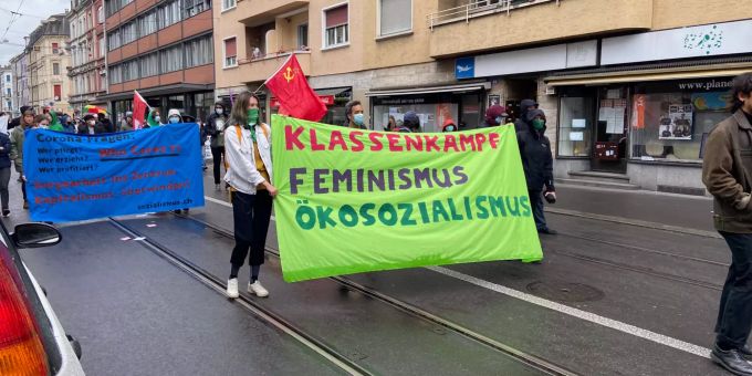 Trotz Verbot - Polizei lässt Hunderte Basler mit Masken demonstrieren