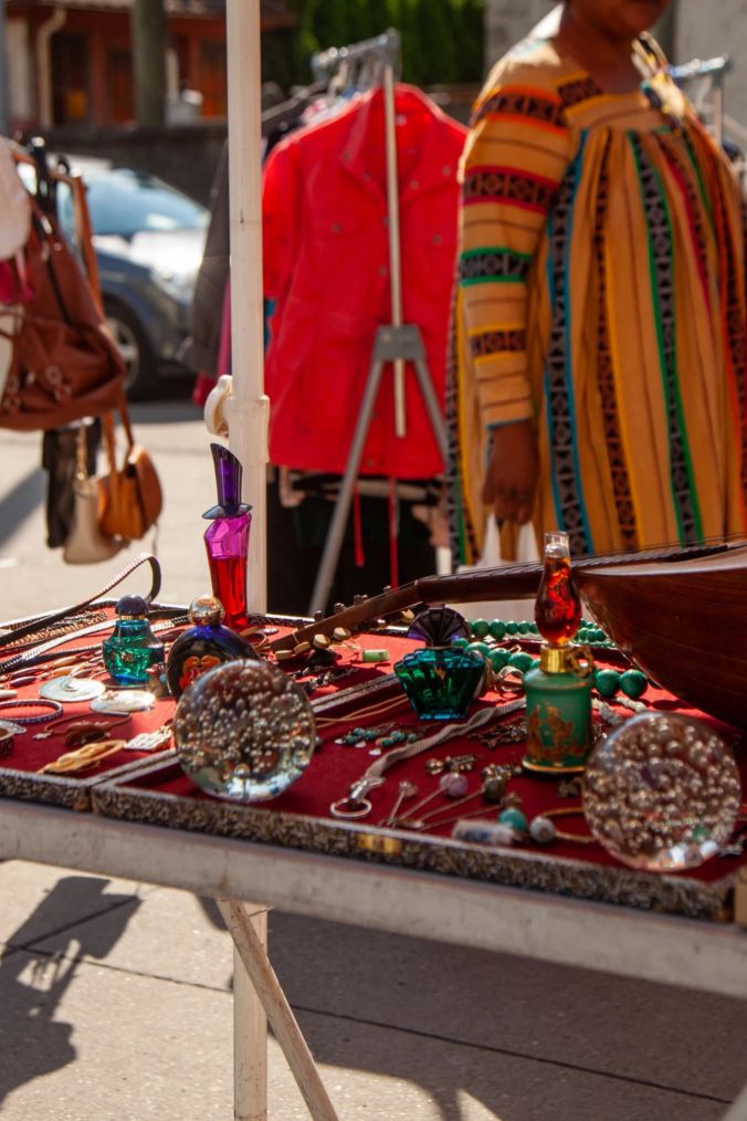 Man findet viel Schmuck und Kleider am Flohmarkt