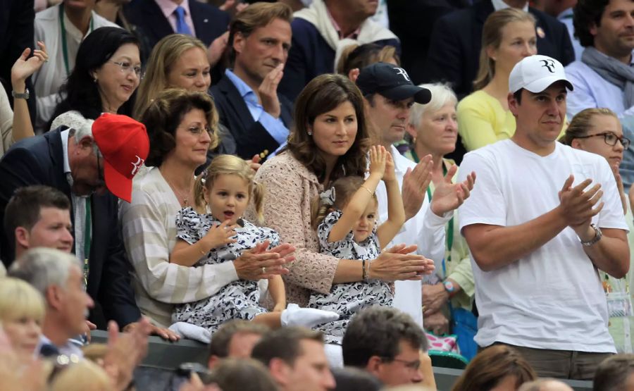 Blick in die Box von Roger Federer in Wimbledon 2012: Mirka Federer (M.) und die Zwillinge Myla Rose und Charlene Riva applaudieren.