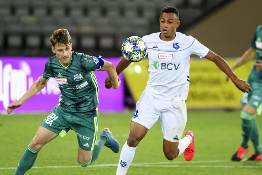 Das Team von Trainer Giorgio Contini (hier mit Dan Ndoye, rechts) hat noch kein Spiel gewonnen.