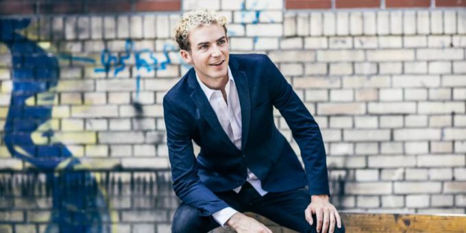 Michael Elsener ist ein Schweizer Satiriker, Kabarettist, Parodist und Stand-up-Comedian. Michael Elsener