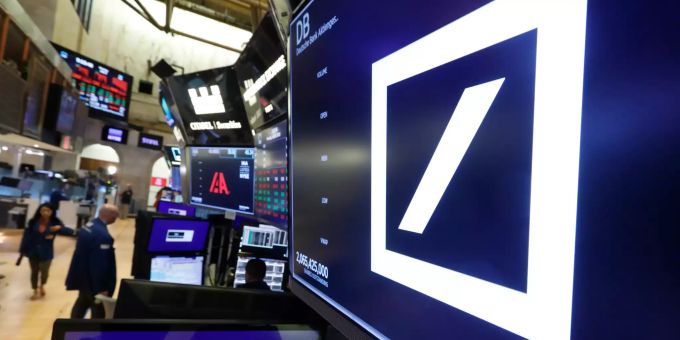 Das Logo der Deutschen Bank in der New York Stock Exchange. Millionenstrafe Deutsche Bank Epstein