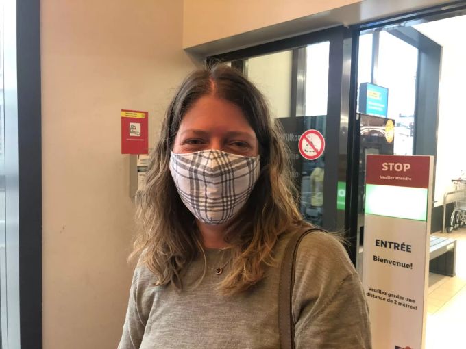 Eine Lidl-Kundin mit einer Stoffmaske. Die meisten tragen Einwegmasken.