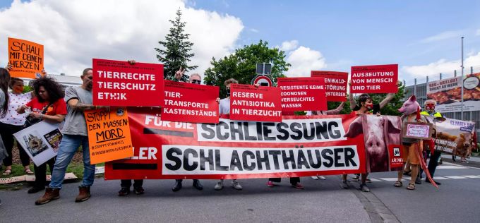 Tierschützer demonstrieren vor dem Betriebsgelände der Firma Tönnies mit Bannern und der Aufschrift «Für die Schiessung aller Schlachthäuser». Tönnies