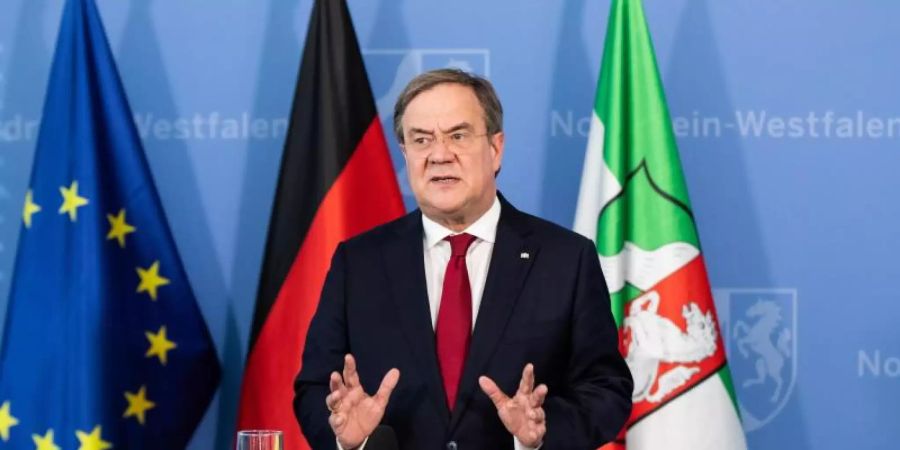 Nordrhein-Westfalens Ministerpräsident Armin Laschet: «Jeder einzelne ist jetzt gefordert, auch der nicht in der Fleischindustrie beschäftigt ist.». Foto: Marcel Kusch/dpa