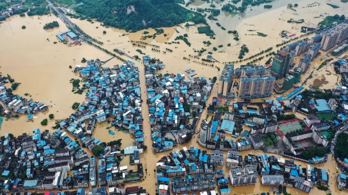 Die Häuser im Kreis Rongshui stehen nach starken Regenfällen, die für Überschwemmungen gesorgt haben, unter Wasser. Hochwasser in China