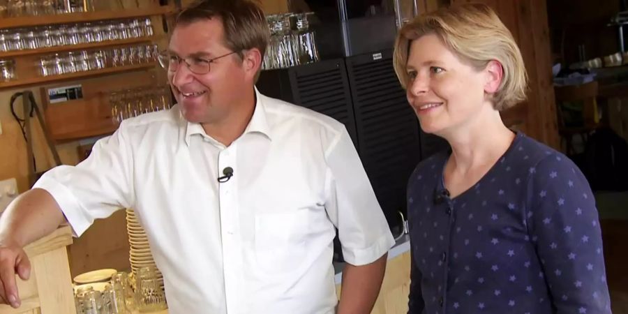 SVP-Nationalrätin Esther Friedli mit Partner und alt Nationalrat Toni Brunner in ihrem Restaurant.