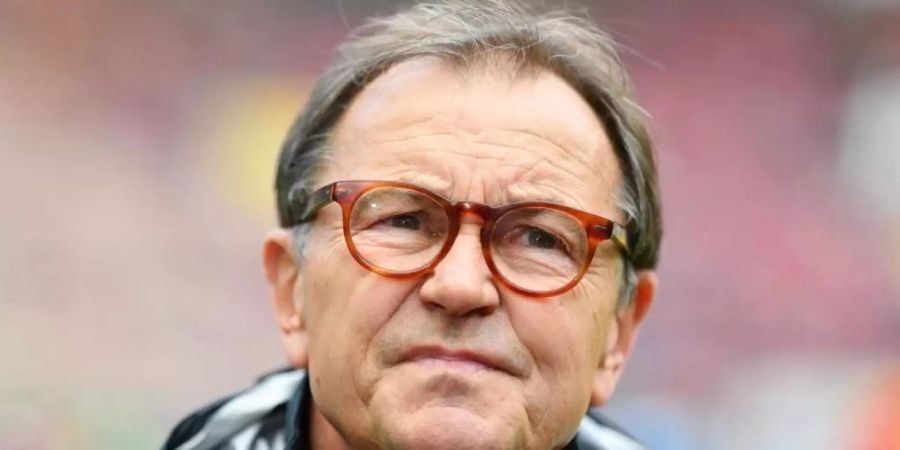 Für Ewald Lienen ist die der Fussball in seiner Gesamtheit wichtig, nicht schmückende Pokale. Foto: Uwe Anspach/dpa