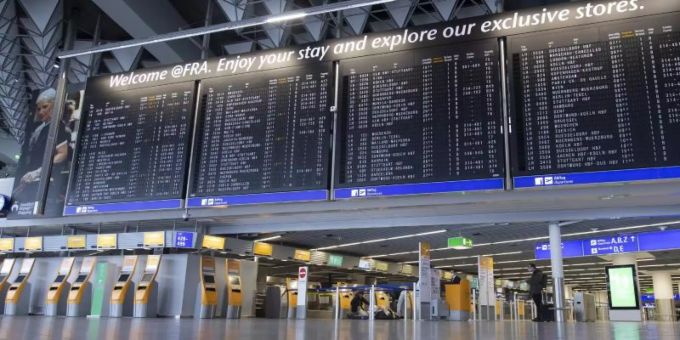 Wegen der Corona-Pandemie herrscht am Frankfurter Flughafen gähnendende Leere. Foto: Boris Roessler/dpa Fraport