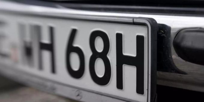 Für Fahrzeuge, die mindestens 30 Jahre alt sind und über ein "Oldtimer"-Gutachten verfügen, gibt es das H-Kennzeichen. Foto: Carsten Rehder/dpa Für Fahrzeuge, die mindestens 30 Jahre alt sind und über ein "Oldtimer"-Gutachten verfügen, gibt es das H-Kennzeichen. Foto: Carsten Rehder/dpa