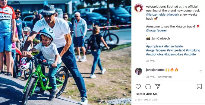 Roger Federer übt mit einem seiner Söhne das Velofahren. Roger Federer Leo Lenny