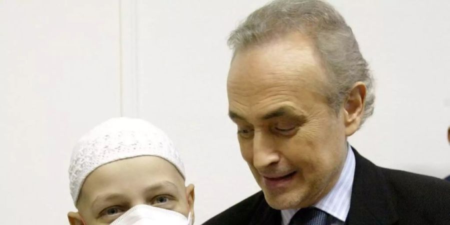 Der spanische Tenor Jose Carreras, der selber eine Leukämie-Erkrankung überstanden hat, mit einem an Leukämie erkrankten Buben. Erfüllen sich die Prognosen von Zürcher Forschern, könnte bald eine schonende Immuntherapie die brutalen Nebenwirkungen von Chemotherapie ablösen. (Archivbild)