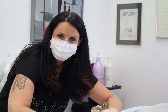 Bettina Felder, Geschäftsinhaberin des Coiffeur Löckli in Oberengstringen, ist zurück in ihrem Element. Coiffeuse Bettina Felder