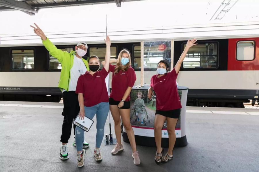 Gruppe mit Maske
