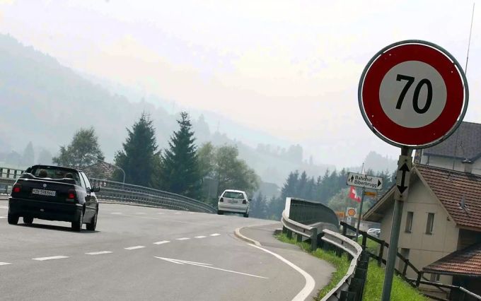 Besonders Ausserorts halten sich Schweizerinnen und Schweizer häufig nicht an das Tempolimit. ausserorts