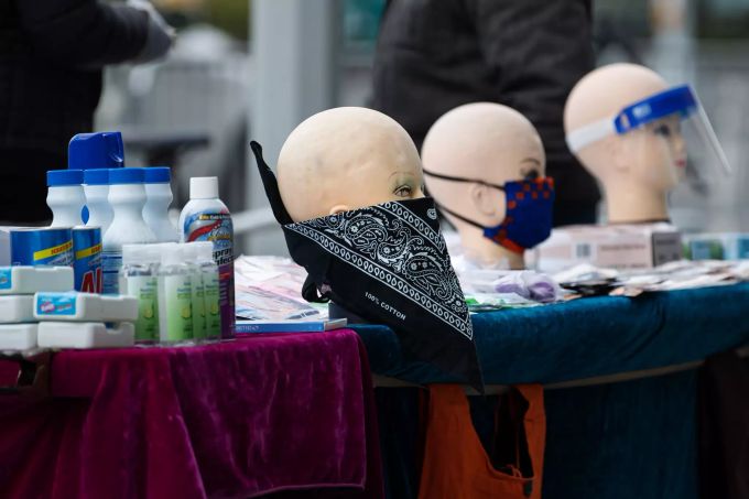 Desinfektionsmittel, Mundschutze und Gesichtsmasken, Gegenstände die der Eindämmung des Virus dienen, werden an einem Stand am Union Square während der Corona-Pandemie zum Verkauf angeboten. Coronavirus - New York