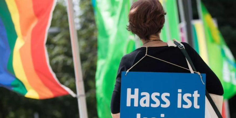 Wer online Hassbotschaften verbreitet oder Menschen bedroht, muss künftig mit schärferer Verfolgung rechnen. Foto: Frank Rumpenhorst/dpa