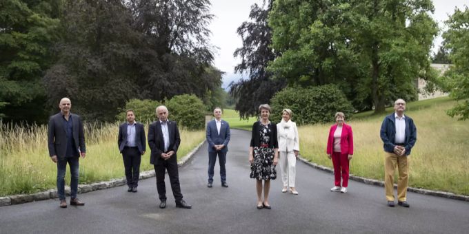 Der Bundesrat posiert mit Corona-Abstand während seines jährlichen Ausflugs in Riggisberg BE. bundesrat riggisberg