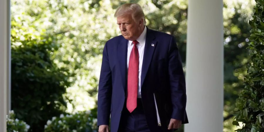 dpatopbilder - Donald Trump, Präsident der USA, geht zu einer Pressekonferenz im Rosengarten des Weissen Hauses. Foto: Evan Vucci/AP/dpa