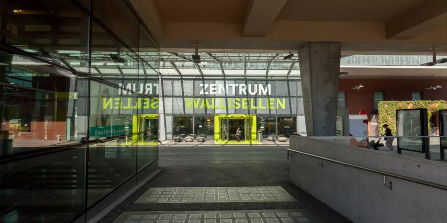 Der Bahnhof Wallisellen, im Hintergrund das Zentrum Wallisellen.