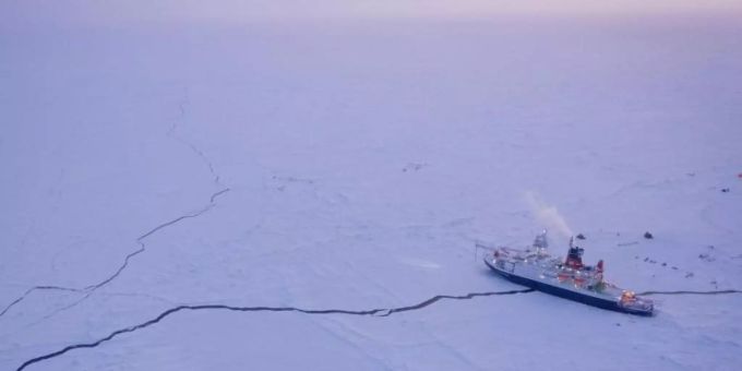 Das Forschungsschiff Polarstern liegt eingefroren im Eis der Zentralarktis. Foto: Manuel Ernst/Alfred-Wegener-Institut, Helmhol/dpa Das Forschungsschiff Polarstern liegt eingefroren im Eis der Zentralarktis. Foto: Manuel Ernst/Alfred-Wegener-Institut, Helmhol/dpa
