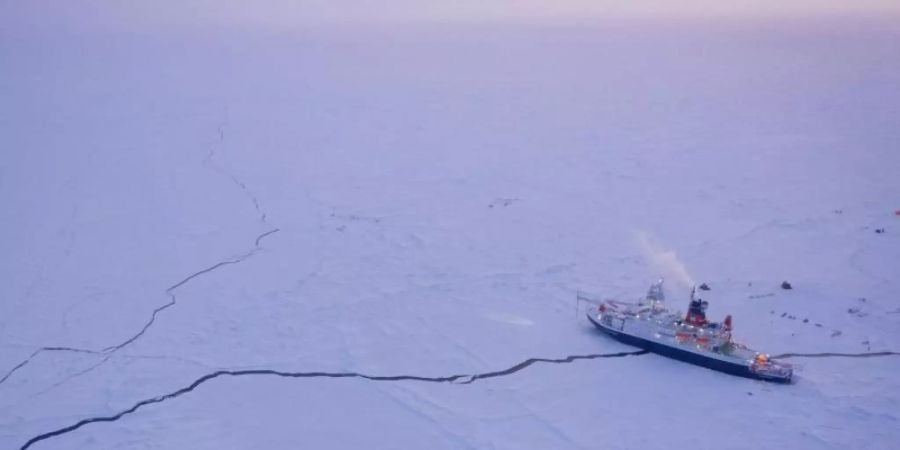 Das Forschungsschiff Polarstern liegt eingefroren im Eis der Zentralarktis. Foto: Manuel Ernst/Alfred-Wegener-Institut, Helmhol/dpa