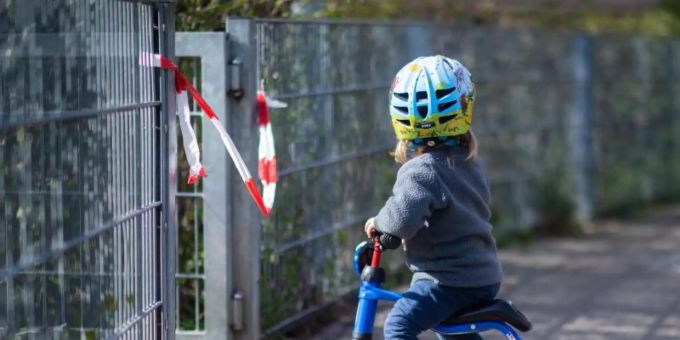 Seit Wochen sind die Kitas in Deutschland geschlossen, ein Ende ist nicht in Sicht. Foto: Julian Stratenschulte/dpa Seit Wochen sind die Kitas in Deutschland geschlossen, ein Ende ist nicht in Sicht. Foto: Julian Stratenschulte/dpa