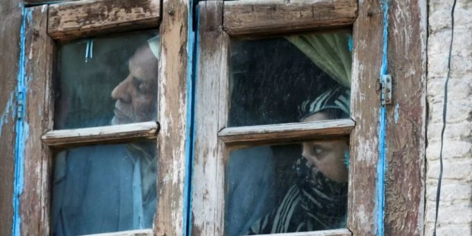 Bewohner von Srinagar im indischen Teil Kaschmirs beobachten Kämpfe Bewohner von Srinagar im indischen Teil Kaschmirs beobachten Kämpfe