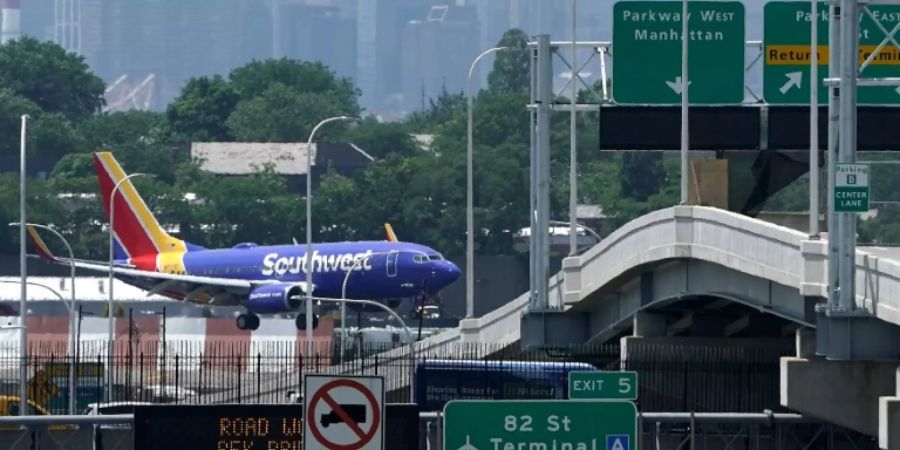 Flugzeug am New Yorker Flughafen LaGuardia