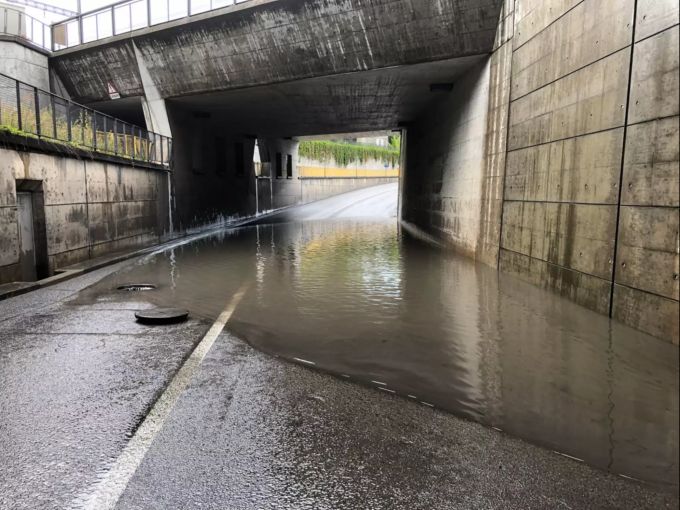 Eine Strasse im Kanton Luzern steht nach heftigem Regen unter Wasser. Wetter
