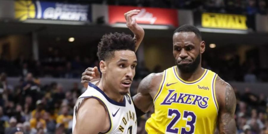 Wurde positiv auf das Coronavirus getestet: Malcolm Brogdon (l) von den Indiana Pacers. Foto: Michael Conroy/AP/dpa