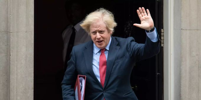 Boris Johnson, Premierminister von Grossbritannien, verlässt die 10 Downing Street, um im britischen Unterhaus an den Fragen an den Premierminister teilzunehmen. Coronavirus - Grossbritannien
