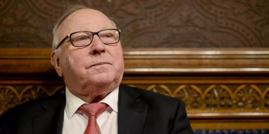 Uwe Seeler hatte sich bei einem Sturz an der Hüfte verletzt. Foto: Axel Heimken/dpa