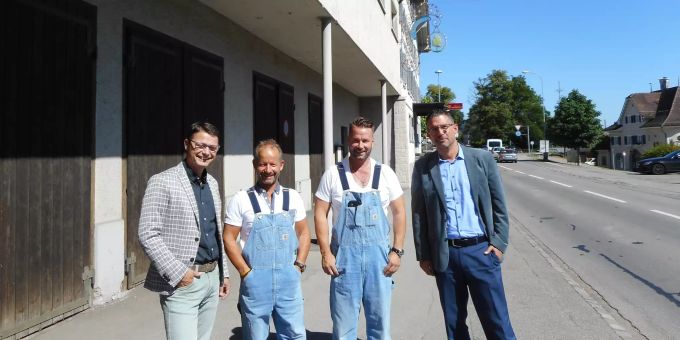 Gemeinderat Patrik Stacher, Käufer Hansruedi Flach und Christoph Kretz, Gemeindepräsident Matthias Küng.