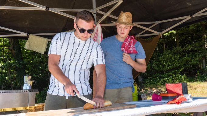 Timo und Jan bereiten das Mittagessen vor.